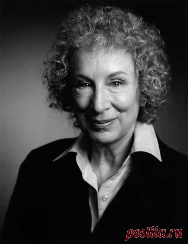 Маргарет Элинор Этвуд (Margaret Eleanor Atwood) - канадская писательница и поэтесса, которая родилась в 1939 году. Ее литературный труд обращается к современны спорным вопросам, таким как: феминизм, сексуальная политика, судьба Канады и канадской литературы, а также характер массового общества.
Ее наиболее известный роман - “История рабов” (1986) - американская антиутопия о становлении правления религиозных экстремистов в середине 21 века. Маргарет Этвуд является квалифицированным и мощным писа