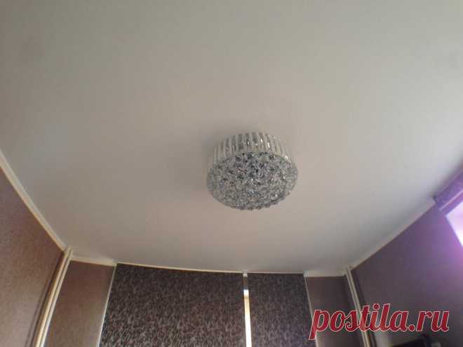 Люстры в интерьере
Для спальни в теплых тонах была выбрана люстра Lightstar REGOLO арт.713054 с множеством хрустальных элементов. Дополнена практичными настенными светильниками Philips Scope арт. 69070/31/16 в тон мебели.