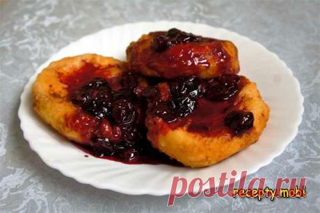 Сырники с вишневым соусом - простой и вкусный рецепт
✅Ингредиенты
творог - 500 г;
яйцо - 2 шт;
сахар - 1 ст. л;
мука - 2 ст. л. + мука для панировки;
масло рафинированное - 200 мл.
Для соуса:
свежая вишня - 2 кружки;
сахар - ½ кружки;
вода - 50 мл.
