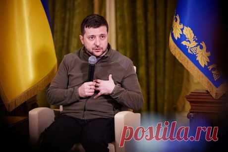 Зеленский сообщил об успешной работе гуманитарных коридоров. Президент Украины Владимир Зеленский сообщил, что все утвержденные гуманитарные коридоры в субботу, 12 марта, сработали, за день удалось вывезти 12 729 человек. «Гуманитарный груз для Мариуполя должен быть завтра днем, из-за сложности маршрута пришлось заночевать в Бердянске», — сказал он.