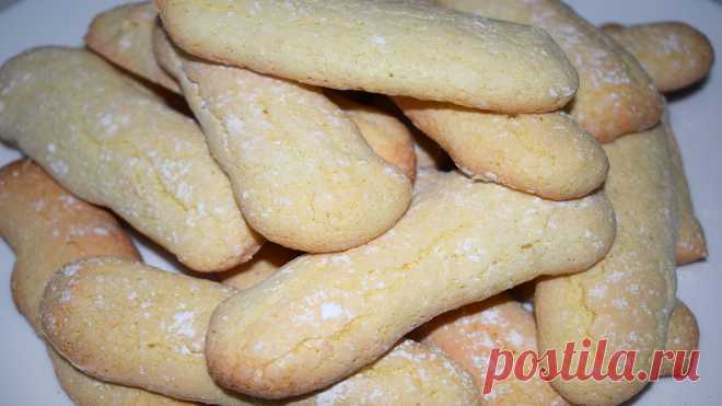 Быстро готовится, нежное, легкое, очень вкусное, из него готовятся многие десерты (особенно всеми любимый тирамису) и это все про бисквитное печенье савоярди. Приятного аппетита!