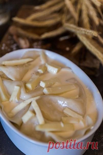 Ачма 
 
Калорийность на 100 г — 307 ккал. 
 
Ингредиенты: 
 
Сулугуни — 350 г 
Сливочное масло (охлажденное) — 150 г 
Куриное яйцо — 2 шт. 
Сметана — 1 ст. л. 
Зелень — для подачи 
 
Для теста: 
 
Пшеничная мука — 3 стак. 
Вода — 1 стак. 
Соль —  ч. л. 
Сливочное масло — 15 г 
 
Приготовление: 
 
1. Нарежьте сулугуни небольшими брусочками. 
2. Замесите пресное тесто. Поделите его на 10 частей. Тонко раскатайте. 
3. Окуните пласты в кипящую подсоленную воду, затем — в холод...