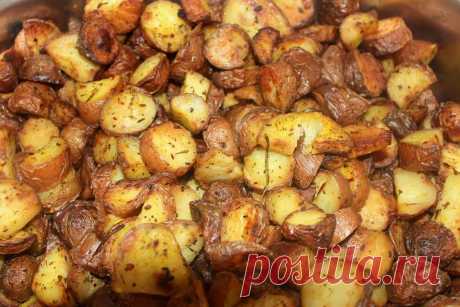 Запечённый картофель - так просто и так вкусно... - Волшебный мир кулинарии Запеченный картофель — рецепт, который может быть как простым обеденным, так и праздничным, изысканным. Запеченный картофель с сыром, картофель запеченный с мясом, запеченный картофель с овощами в духовке, картофель запеченный с грибами, запеченный молодой картофель, картофель запеченный в духовке с беконом… Список можно продолжать бесконечно. Запечённый картофель со специями Продукты: 5-6 картошек...
