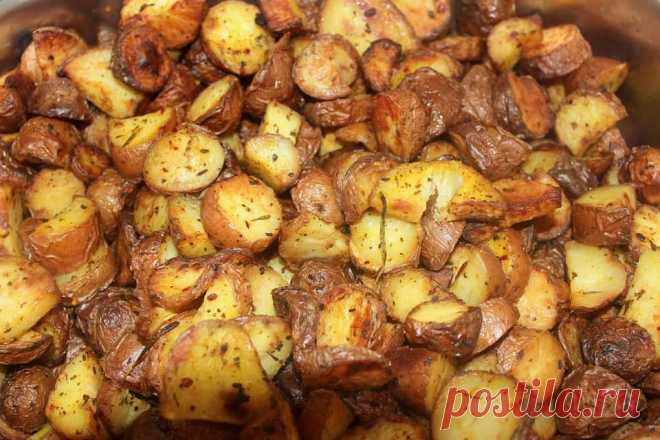 Запечённый картофель - так просто и так вкусно... - Волшебный мир кулинарии Запеченный картофель — рецепт, который может быть как простым обеденным, так и праздничным, изысканным. Запеченный картофель с сыром, картофель запеченный с мясом, запеченный картофель с овощами в духовке, картофель запеченный с грибами, запеченный молодой картофель, картофель запеченный в духовке с беконом… Список можно продолжать бесконечно. Запечённый картофель со специями Продукты: 5-6 картошек...