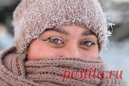 Дерматолог подсказала способы защитить кожу от обморожения. Дерматолог Татьяна Егорова рассказала, как защитить кожу от обморожения. По ее словам, низкие температуры негативно сказываются на состоянии эпидермиса, потому важно соблюдать правила безопасности. Врач рекомендовала носить многослойную одежду и при выходе из дома обязательно надевать шапку, капюшон и перчатки.