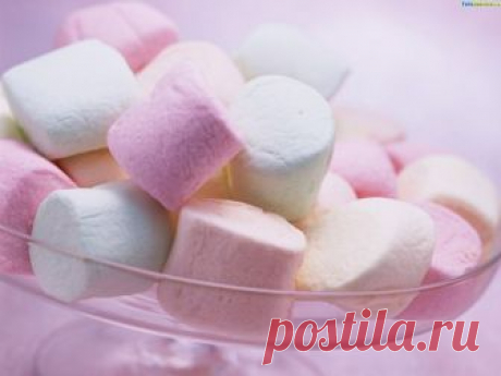 ФКУСНЯШКА !
Ягодный зефир: можно хоть каждый день! 

Ингредиенты: 
Ягоды - 200 г (у нас клубника) 
Желатин - 15 г 
Лимон - 1/2 шт 
Подсластитель - по вкусу 

Приготовление: 
Разморозьте клубнику. Сок сохраните. Превратите ягоды в однородное пюре с помощью блендера. Добавьте желатин, дайте ему набухнуть несколько минут (следуйте инструкциям на упаковке), затем добавьте подсластитель и лимонный сок, перемешайте и нагревайте на небольшом огне, помешивая, до полного растворени...
