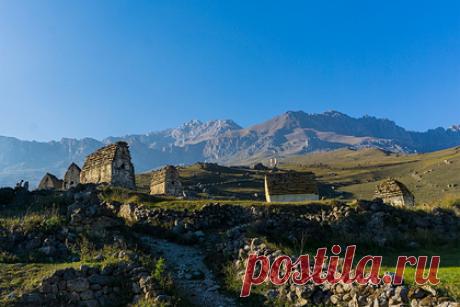 Художники создадут арт-галерею на скалах в Северной Осетии. Самый масштабный интернациональный стрит-арт-перфоманс России Back to the Roots пройдет с 24 по 30 июля на перевале Кахтисар в Северной Осетии. Уличные художники из разных городов России и стран ближнего зарубежья в эти дни соберутся вместе и создадут десять арт-работ на отвесных скалах перевала.