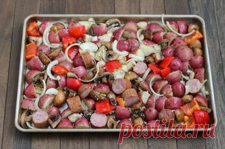 Запеченная картошка с колбасой, грибами и перцем
Добавьте к картофелю копченую колбасу, шампиньоны, сладкий перец, зажарьте все в духовке и получите полноценный вкуснейший обед или ужин. К такому блюду отлично подойдет овощной салатик.