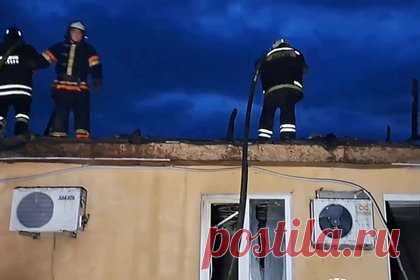 В Донецке жилой дом выгорел после попадания снаряда натовского калибра. В Донецке жилой дом выгорел после попадания снаряда натовского калибра 155 миллиметров во время обстрела со стороны Вооруженных сил Украины (ВСУ), об этом сообщает РИА Новости. Здание загорелось в Киевском районе города по улице Пятницкого, 57. Жертв удалось избежать, огонь оперативно потушили.