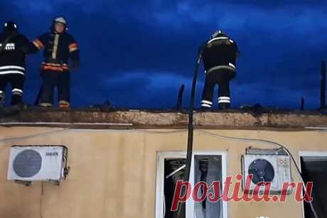 В Донецке жилой дом выгорел после попадания снаряда натовского калибра. В Донецке жилой дом выгорел после попадания снаряда натовского калибра 155 миллиметров во время обстрела со стороны Вооруженных сил Украины (ВСУ), об этом сообщает РИА Новости. Здание загорелось в Киевском районе города по улице Пятницкого, 57. Жертв удалось избежать, огонь оперативно потушили.