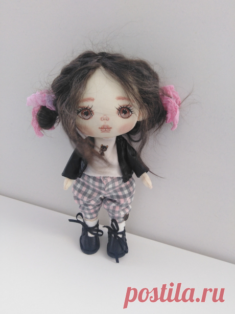 Куколка ручной работы.
* В единственном экземпляре, 23см.
* Стоит, сидит самостоятельно.
* Ручки гнутся, может держать свою игрушку.
* Головка поворачивается, наклоняется в любую сторону.
* Роспись личика- художественный акрил и пастель.
* Тело сшито из натурального хлопка, набито синтепухом, утяжелено. Приятно держать в руках:).
* Одежда вся съёмная, обувь из натуральной кожи.
* Волосы натуральные, шерсть козочки. Прическу можно менять, аккуратно расчесывать.