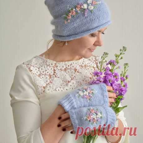 Наконец-то пряжа " Casagrande" от @your_yarn_dealer превратилась в чудесный комплект. На фотографии не видно, но к нитке мериноса добавила ниточку кидмохера с лёгким мерцанием, все переливается, красота. Ниточка мериноса мягкая и очень приятная, а небесный оттенок мой самый любимый. Вышивка дополнена бисером и кристаллами Сваровски.
Комплект свободен, стоимость 7500 российских рублей, размер 56-58. 
#шапка #шапкакупить #шапканазаказ #митенкиназаказ #митенки #сваровски