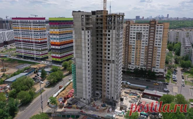 Чиновники предложили упростить вырубку деревьев на стройках с госучастием. При возведении дорог, аэропортов и других значимых объектов, по мнению Минстроя, необходимо пересмотреть регламент вырубки деревьев: это можно делать еще до получения разрешения на стройку и без согласования местных властей