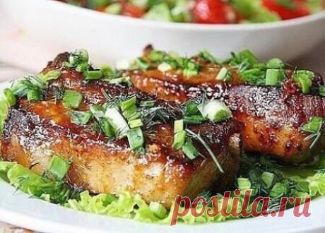 Свиные ребрышки «Деликатесные»
Свиные ребрышки – 1, 2 кг
Коньяк – 3 ст.л.
Масло оливковое - 3 ст.л + 3 ст.л
Приправа для свинины – 2. ст. л.
Мёд – 1 ст. л.
Лимон – 1 шт.
Кетчуп - 1 ст. л.
Чеснок – 2 зубчика
Укроп
Зеленый лук
Специи
Ребрышки режем порционными кусочками, хорошо моем, обсушиваем.
Выкладываем в глубокую посуду, солим, перчим, добавляем коньяк, оливковое масло, приправу для свинины. Хорошо втираем маринад в мясо и оставляем на 2 -3 часа.
Делаем глазурь: соединяем в тарелке цедру ли