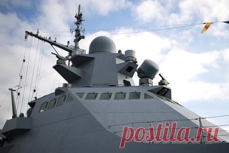Россия усилила слежку за кораблями США в Черном море. Патрульный корабль «Павел Державин» присоединился к уже следящими за кораблями США ракетному крейсеру «Москва» и фрегату «Адмирал Эссен, оснащенному крылатыми ракетами «Калибр», сообщили в Минобороны. Адмирал в отставке Владимир Комоедов заявил, что корабли НАТО все чаще заходят в Черное море.