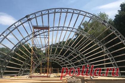 В Нижнем Новгороде воссоздадут историческую сцену-ракушку. В Нижнем Новгороде воссоздадут историческую сцену-ракушку в честь 800-летия города. Концертная площадка была установлена в Александровском саду в середине ХХ века по инициативе дирижера Израиля Гусмана, однако в 1990-х годах она сгорела. Проект летней эстрады разработан по индивидуальному заказу.