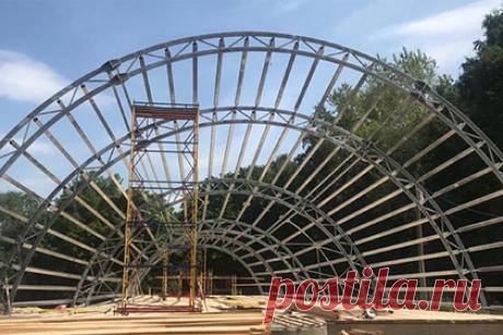 В Нижнем Новгороде воссоздадут историческую сцену-ракушку. В Нижнем Новгороде воссоздадут историческую сцену-ракушку в честь 800-летия города. Концертная площадка была установлена в Александровском саду в середине ХХ века по инициативе дирижера Израиля Гусмана, однако в 1990-х годах она сгорела. Проект летней эстрады разработан по индивидуальному заказу.