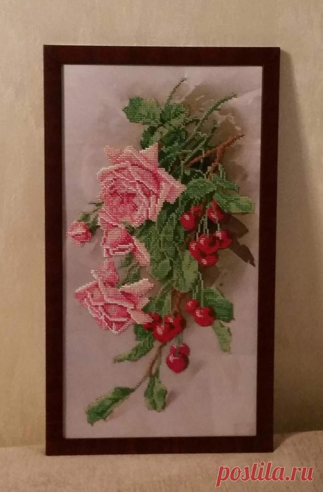 Панно "Букет с вишнями " в технике вышивка бисером и бисероплетение