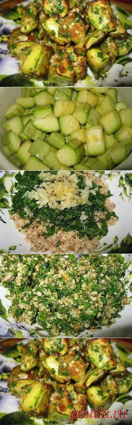 ТАКОЕ БЛЮДО ИЗ КАБАЧКОВ ЗАСЛУЖИВАЕТ &quot;5+&quot;: ВКУСНЕЕ МЯСА
Кабачки молоденькие 2-3 шт.

Заправка:
•грецкие орехи 0,5 стакана
•петрушка -1/2 пучка
•чеснок 2-3 зубчика
•оливковое масло -1ст.л.