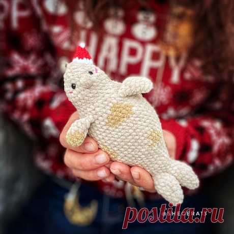 PDF Новогодний Сивуч крючком. FREE crochet pattern; Аmigurumi animal patterns. Амигуруми схемы и описания на русском. Вязаные игрушки и поделки своими руками #amimore - плюшевый тюлень, морской котик из плюшевой пряжи.