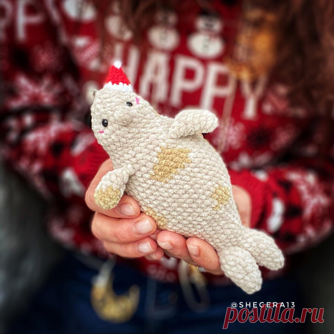 PDF Новогодний Сивуч крючком. FREE crochet pattern; Аmigurumi animal patterns. Амигуруми схемы и описания на русском. Вязаные игрушки и поделки своими руками #amimore - плюшевый тюлень, морской котик из плюшевой пряжи.