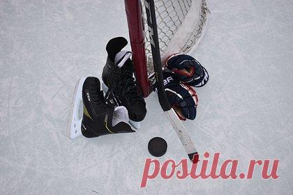 Мать 12-летнего хоккеиста прокомментировала информацию об изнасиловании сына. Наталья, мать 12-летнего хоккеиста, прокомментировала информацию об изнасиловании сына в Петербурге. «Они попытались надругаться над ним с помощью клюшки. Они впятером удерживали его, но мой сын хорошо подготовлен, поэтому смог сгруппироваться и выбежать из раздевалки», — заявила женщина.