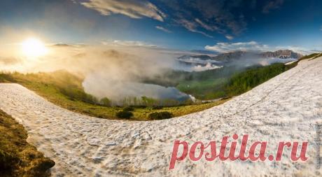 Расположенное в окрестностях Сочи озеро Хуко (в переводе с адыгского — «дельфин») окутано ореолом таинственности. Главная загадка озера — полное отсутствие в нем жизни: там нет ни рыбы, ни водорослей. Автор фото – Сергей Брошеван: nat-geo.ru/photo/user/288305/