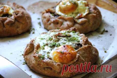 Открытые пирожки с грибами и яйцами
Оригинальный рецепт вкуснейших открытых пирожков из теста на сметане с картофельным пюре, жареными грибами и яйцами.