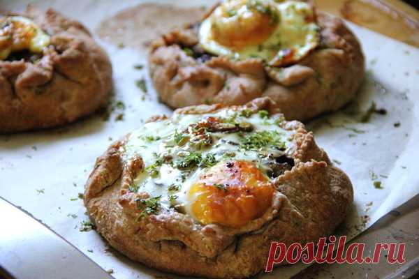 Открытые пирожки с грибами и яйцами
Оригинальный рецепт вкуснейших открытых пирожков из теста на сметане с картофельным пюре, жареными грибами и яйцами.