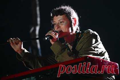 Стало известно о вероятности ареста Шарлота на 15 суток. Стало известно о вероятности ареста российского певца Эдуарда Шарлота на 15 суток. Сообщается, что на артиста составили три протокола по статьям за мелкое хулиганство, дискредитацию ВС РФ, а также умышленную порчу документа, удостоверяющего личность. Общественники выдвинули три условия для реабилитации исполнителя.