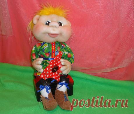 Кукла маленький портняжка, сделана для конкурса в г. Барнауле от сети магзинов &quot;Ткани от Яниных&quot;, вышла в финал который состоится 27 октября 2014г. Кукла выполнена в скульптурно текстильной технике, руки, ноги, пальчики гнутся.