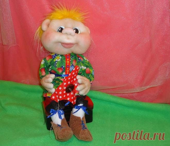 Кукла маленький портняжка, сделана для конкурса в г. Барнауле от сети магзинов "Ткани от Яниных", вышла в финал который состоится 27 октября 2014г. Кукла выполнена в скульптурно текстильной технике, руки, ноги, пальчики гнутся.