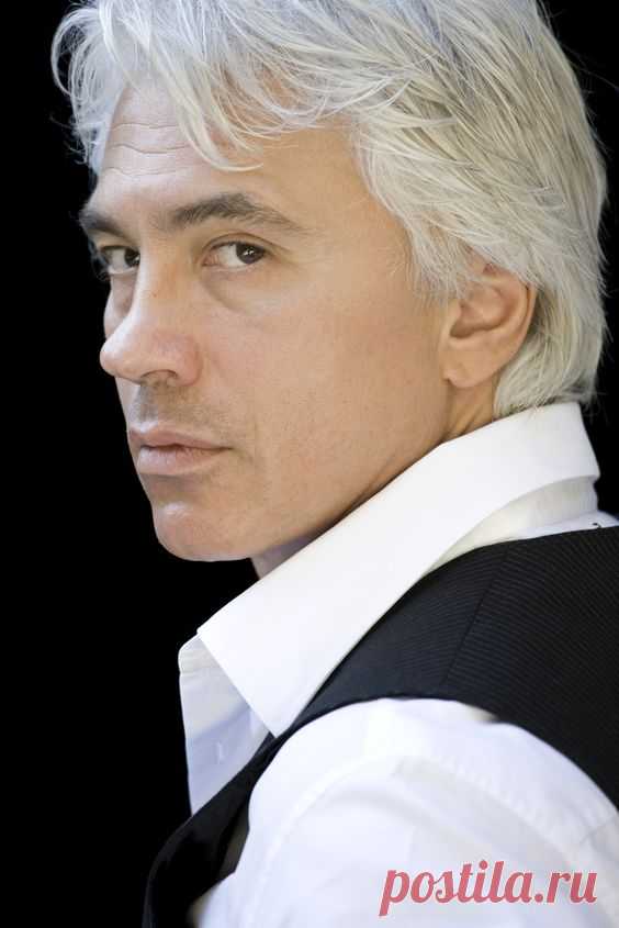 Пользователь Jocelyn Barnes-Hansen сохранил этот пин на доску «Music and Opera»
Dmitri Hvorostovsky... a voice like honey and chocolate!  |  Pinterest