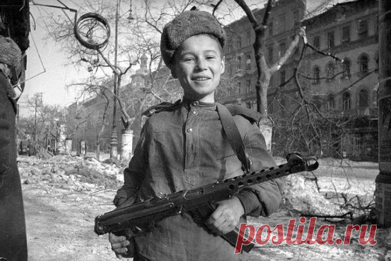 Сын полка на улице Будапешта.
Фотограф: Евгений Халдей