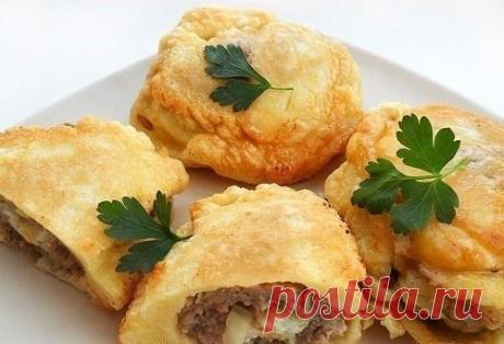 Котлеты "Птичье молоко"Это очень вкусные и интересные котлеты: снаружи хрустящий кляр, а внутри сочная и нежная начинка.Состав:фарш (у меня свинина+говядина, но подойдет и куриный): 500 г.лук репчатый: 1 шт.белый хлеб, замоченный в молокесоль, перецДля начинки:сыр твердый: 100 г.яйца вареные: 2 шт.сливочное масло: 100 г.Для кляра:яйца: 2 шт.майонез: 100 г.сода (на кончике ножа)мука: 0,5 стакана или чуть больше (тесто должно быть как на оладьи)Приготовление:В фарш добавить измельченный лук и хлеб