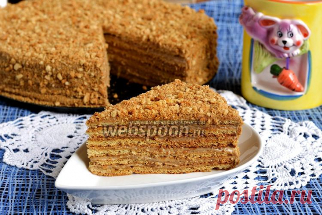 Шифоновый медовик  Как приготовить шифоновый медовик 
Предлагаю приготовить шифоновый медовик. Существует много разных рецептов медовиков, но этот — особенный. Он получается очень вкусным, нежным, сочным, мягким. Название «шифоновый» очевидно произошло от того, что в состав теста входит не сливочное, а  растительное масло.   
Если вы дадите настояться  шифоновому медовику  несколько часов, то вы сможете откусывать кусочки торта практически губами таким он становится нежным.