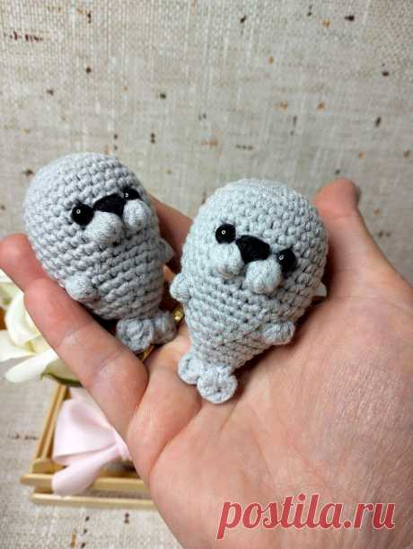 PDF Тюлень крючком. FREE crochet pattern; Аmigurumi toy patterns. Амигуруми схемы и описания на русском. Вязаные игрушки и поделки своими руками #amimore - брелок в виде тюленя, маленький морской котик из обычной пряжи.