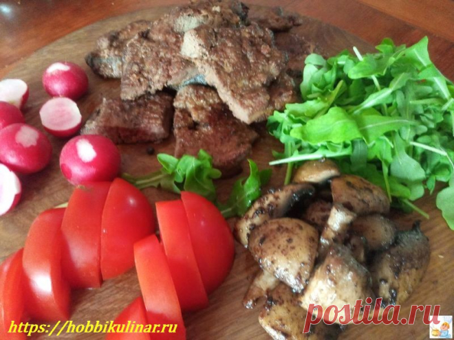 Жареная свиная печень на сковороде большим куском с мукой