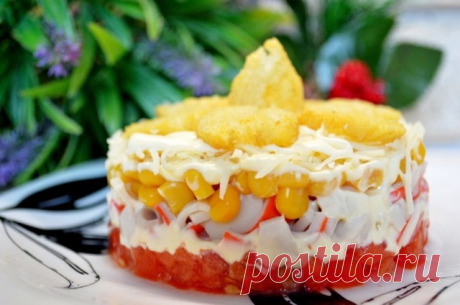 Слоеный салат с крабовыми палочками и кукурузой — Домашняя кулинария