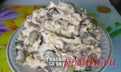 Салат "Максим"
Ингредиенты:

2-3 варёных куриных окорочка
1 баночка консервированных шампиньонов
3-4 луковицы
3-4 солёных огурца
100 г майонеза
раст. масло для жаренья

Приготовление:

У окорочков отделить филе от костей, филе мелко нарезать. Огурцы нарезать кружочками.
Из баночки с грибами слить жидкость, грибы мелко нарезать.
Лук очистить, мелко нарезать и обжарить на раст. масле, добавить грибы, ещё немного обжарить.
Соединить курицу, огурцы, грибы с луком, заправить ма...