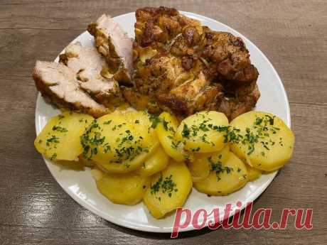 Свинина запеченная куском с картофелем и яблоком