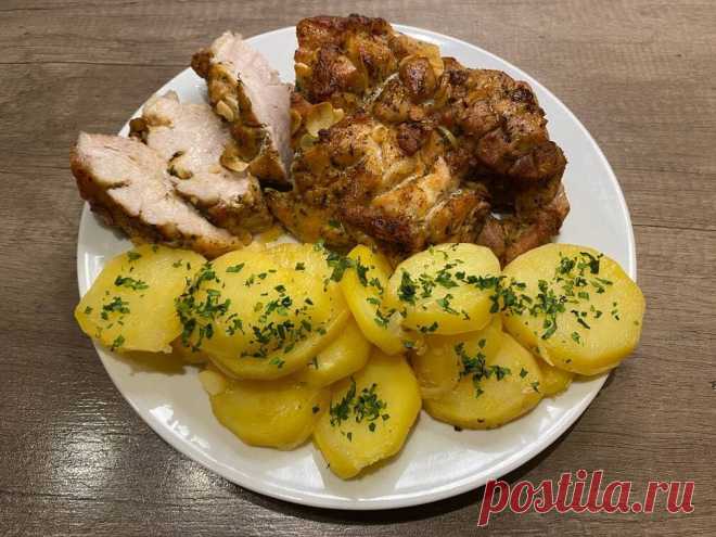 Свинина запеченная куском с картофелем и яблоком
