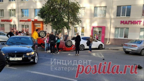 В Екатеринбурге во время аварии перевернувшаяся машина залетела на парковку. В Екатеринбурге произошла авария, в которой во время столкновения с BMW перевернулся автомобиль. Об этом сообщает Telegram-канал &quot;Инцидент Екатеринбург&quot;. ДТП произошло на улице Белинского. Как сообщают очевидцы, во время аварии ...