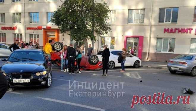 В Екатеринбурге во время аварии перевернувшаяся машина залетела на парковку. В Екатеринбурге произошла авария, в которой во время столкновения с BMW перевернулся автомобиль. Об этом сообщает Telegram-канал "Инцидент Екатеринбург". ДТП произошло на улице Белинского. Как сообщают очевидцы, во время аварии ...