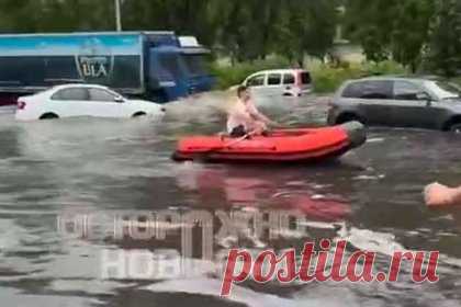 Петербуржцы поплыли на лодках по городу