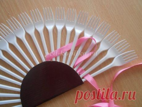 Материалы и инструменты:
1. Одноразовые вилки- 22шт.
2. Клей момент.
3. Картон(цветной) - 1 лист.
4. Ножницы.
5. Карандаш.
6. Бусинки- 44шт.
7. Розочки из ленты( купленные в магазине) 3шт.
8. Ленты:
Рюши розовые ,белые длинной- 1.5м.
2 розовые атласные ленты , шириной 1см
длинной по - 1.5 м.