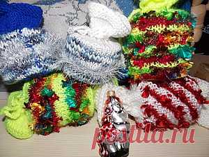 Новогодняя упаковка для маленьких вязальщиц - или как из 'ненужности' сделать 'нужность'))) Здравствуйте дорогие друзья! Скучно осенними мрачными вечерами, уже хочется снега, Нового года и яркого веселья! Вот я и решила немного поднять себе настроение. Вяжу много, и остаются у меня трубочки от пряжи. Почему-то я их не выбрасывала.... Вот настал их час. Будут они основой для упаковочки!!!!! (Если нет трубочек- то их можно склеить из картона, или же - обвязать любую баночку) Это сможет…
