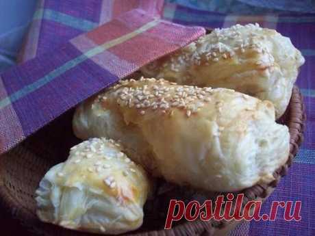 Слоеные булочки с сыром и мясом 



Ингредиенты: слоеное тесто (400 г.) сыр твердый и мягкий (100 г.) мясо (у меня был окорок, 100 г.) яйцо кунжут (3 ст. ложки) Приготовление: 1. Обычное слоеное тесто из магазина. Размораживаем. Рас…