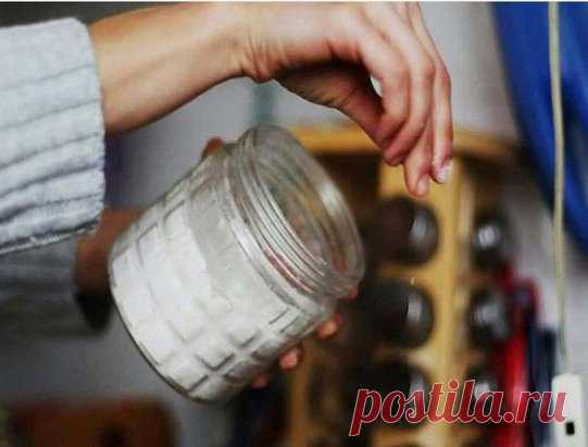 Насыпь щепотку соли в любимый шампунь.. Ты будешь в шоке! 
Хотите всегда превосходно выглядеть? Возьмите обычную поваренную соль. Купить такую можно в любом магазине за копейки. В то же время многие красавицы знают, что соль – лучшая помощница для красоты волос и кожи. Узнайте все секреты здесь 
Соль уже хорошо известна своими полезными свойствами. Многие используют ее в качестве ванночек для ног, но есть множество других отличных способов использования. 
Попробуйте некоторые из них для себя: 
1