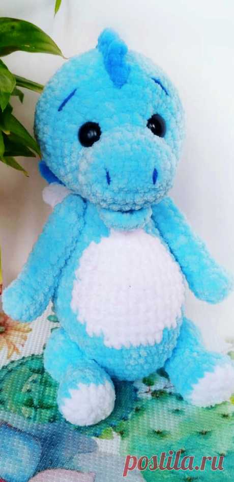 PDF Дракоша крючком. FREE crochet pattern; Аmigurumi toy patterns. Амигуруми схемы и описания на русском. Вязаные игрушки и поделки своими руками #amimore - плюшевый дракон, дракончик, динозавр, динозаврик.